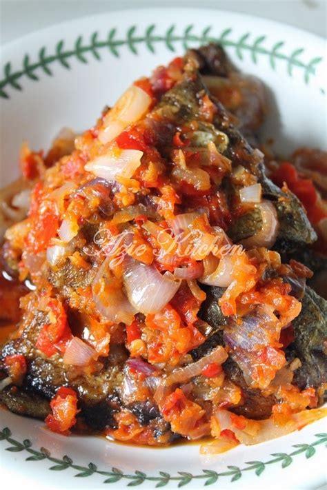 Bila ikan pekasam sudah garing, masukkan bawang besar dan cili padi yang telah dipotong tadi. Ikan Goreng Berlado Stail Minang - Azie Kitchen