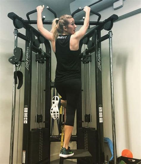 Ellie Goulding Just Put Our Yoga Workouts To Shame With Her Impressive