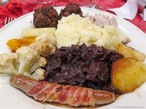 A christmas turkey plus trimmings. British Christmas Traditions - An Expat's Guide to ...