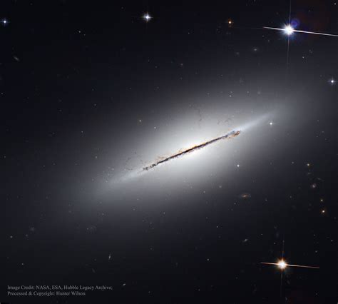 Ngc 5866 A Galáxia Perfilada Capturada Pelo Hubble E Processada Por