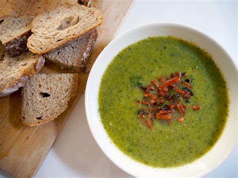 Vegetarische courgette - broccolisoep met speckjes