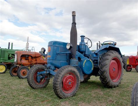 Gambar Traktor Bidang Tanah Pertanian Area Publik Pembajakan