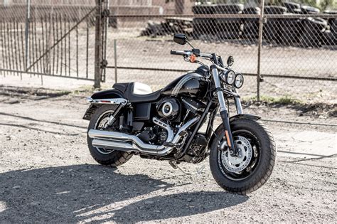 The brand new fat bob motorcycle appears to have a perfect exhausting system, black out finish with best quality motorcycle tank pads. Harley-Davidson Dyna Fat Bob FXDF Bilder und technische Daten
