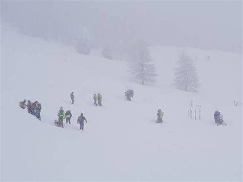 Si cercano due scialpinisti che non sono rientrati da un'escursioneyesterday at 10:29 pmwww.ilfattoquotidiano.it. Ultim'ora: valanga al Sestriere travolge persone, soccorsi ...