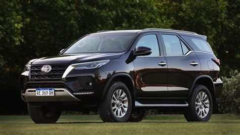 The toyota fortuner 2021 now is known as a facelift and is officially on sale. La Toyota Fortuner 2021 se aproxima a Chile