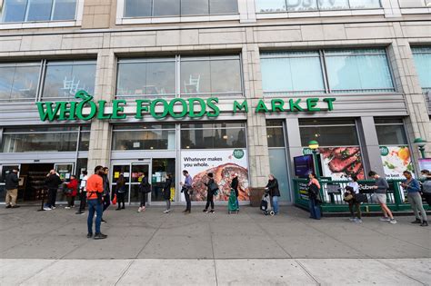 Nyc Whole Foods Lines Intensify After Stores Limit Customer Count To 50