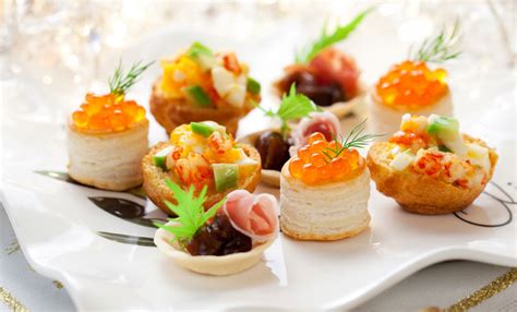Mousse di salmone, tartine e vol au vent sono solo alcune delle sfiziose ricette proposte da il cucchiaio d'argento per il tuo menu natalizio. Antipasti natalizi, tutte le ricette più buone