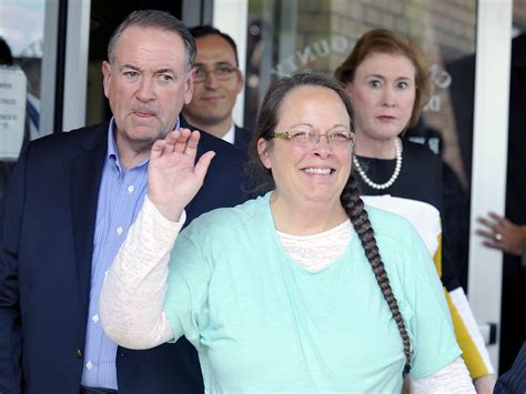 kim davis clerk who refused to issue gay marriage licenses voted out of office cbs news