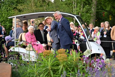 Kraljica Elizabeta Posetila Sajam Cveća U Čelsiju Vozili Je U Bagiju Foto