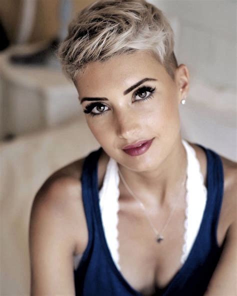Pixies, crops and chop hair cuts often are mixed all together by both hairstylists and hair consumers.sometimes a short hair can be confused with a medium length cut. Pin von Evymarie Perez auf Korte kapsels 13 | Frisuren ...