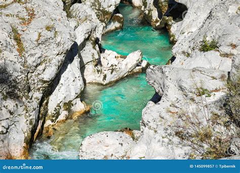 Río Coloreado Cristalino Azul Y Verde Hermoso De Soca Que Fluye Y Que
