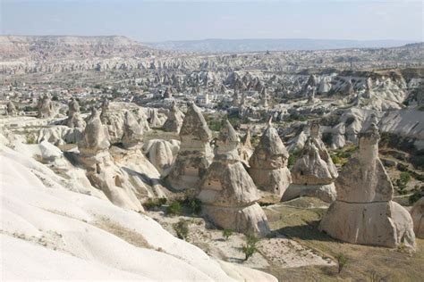 Des vallées, des montagnes, des champs et des villes qui poussent comme des termitières à flanc de montagne c'est sa la cappadoce ! Géologie et histoire de la Cappadoce
