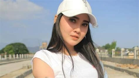 Sworo angin angin sing ngeridu ati ngelingake sliramu sing tak tresnani pingin nangis ngetoke eluh neng pipi suwe ra weruh senadyan mung ono mimpi. Lirik Lagu Banyu Langit Nella Kharisma dan Terjemahannya | KepoGaul