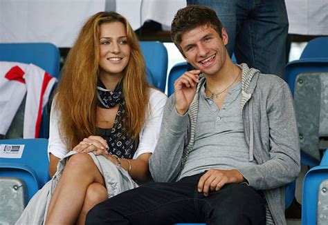 Thomas and lisa were very young when they started dating, and he proposed on christmas eve in 2008 when they were only 18 years old. Soccer - Bundesliga - Bayern Munich's Thomas Mueller ...
