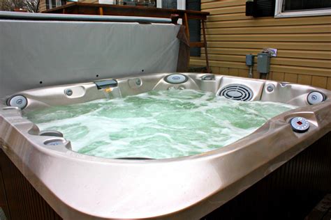 Size Of Jacuzzi Tub 2021 Hot Tub Prices Average Cost Of Hot Tub Spa And Jacuzzi Control