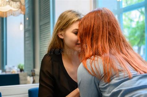 pas un couple traditionnel deux femmes s embrassent tendrement dans un café relations