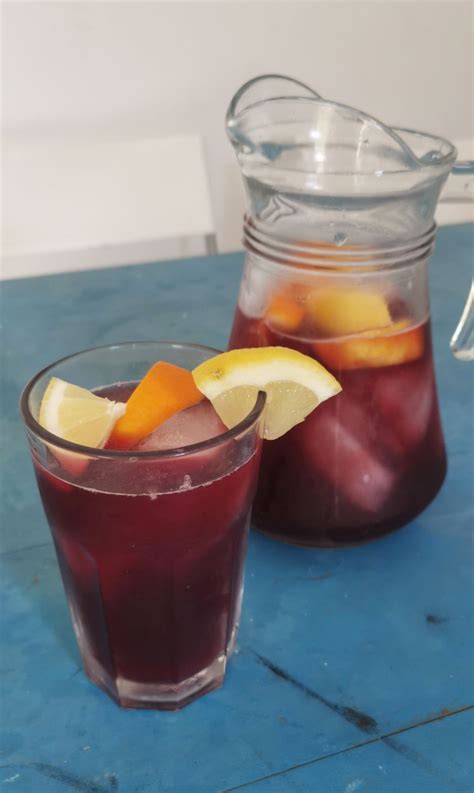 Many people think these two are the same and that´s why most of the tourist would drink sangria instead of tinto, as it´s. Easy Tinto de Verano Recipe (Spanish Summer Wine)