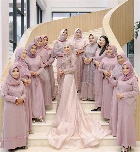 Indeks informasi mengenai model baju brokat serta berita terkini dan terlengkap seputar gaya hidup wanita mulai dari make up, skincare, fashion, percintaan hingga berita para selebriti. 8 Ide Gaun Bridesmaid Bukan Kebaya untuk yang Berhijab ...