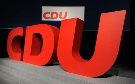 Grund sei die desaströse klimapolitik der cdu. CDU-Debatte um Jenna Behrends: Alle schweigen - eine ...