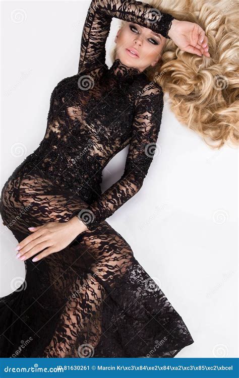 Schöne Große Dünne Blondine Mit Erstaunlichem Körper Kleidete In Einem Eleganten Kleid An
