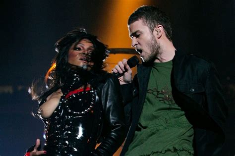That's all it took for the world to come crashing down on janet jackson during her performance at the super bowl xxxviii halftime. La famille de Janet Jackson en veut toujours à Justin ...