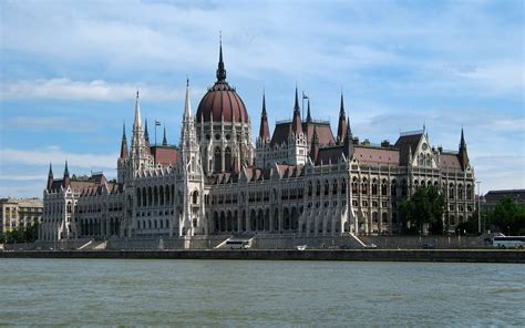 Le capital de budapest , qui est située au nord du pays, sur le danube, a 1,7 le principal aéroport de la hongrie est budapest ferihegy international airport , situé juste en dehors de la capitale. capitale de hongrie | Arts et Voyages