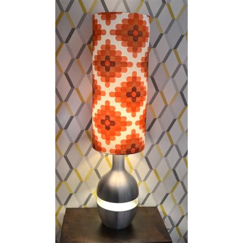 La campana è di tessuto chiaro panna setoso con delicate. Abat-jour vintage 1970's