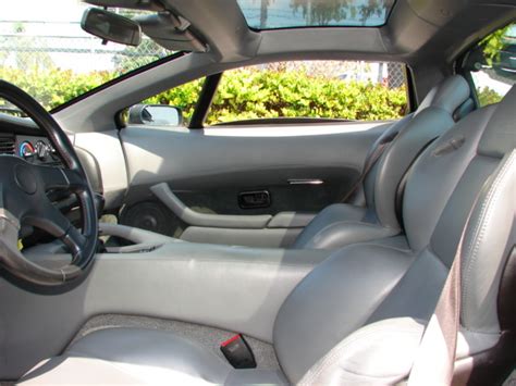 It was a revolution in auto engineering and was designed with a 5 speed manual transmission and a 3.5 liter twin turbocharged v6 engine. Fast Cars Online: Jaguar XJ220 Interior