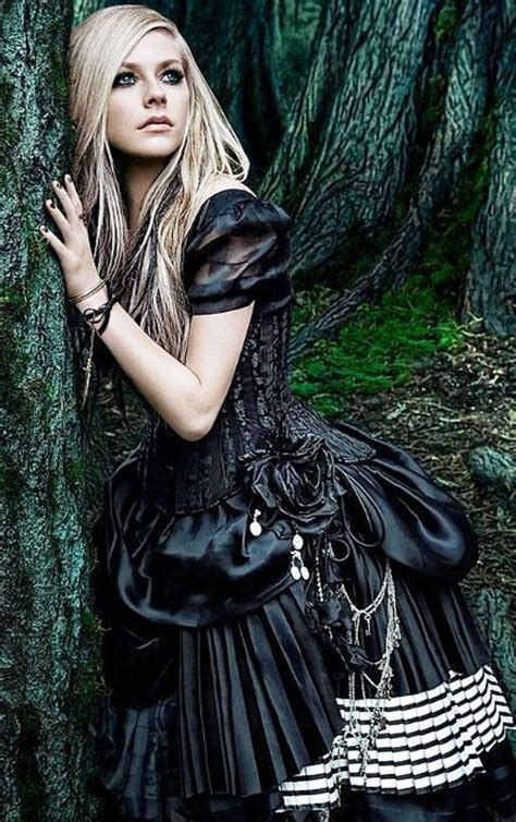 Avril Lavigne In Gothic Style Idées De Mode Idées De Style Costume Gothique