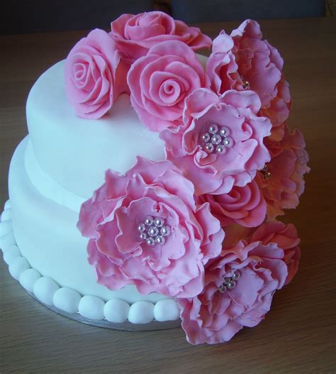 This free flower birthday cake app is the best way to celebrate your birthday by putting your favorite name on beautiful birthday cake. Pink floral Cake and Cupcakes