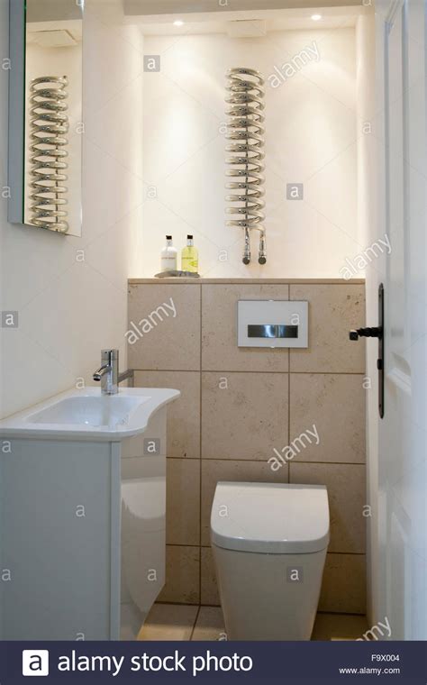 Die richtige und strategische neuorganisation der garderobe führt dazu, dass sie einige alte sachen. Moderne Garderobe Stockfoto, Bild: 92154500 - Alamy