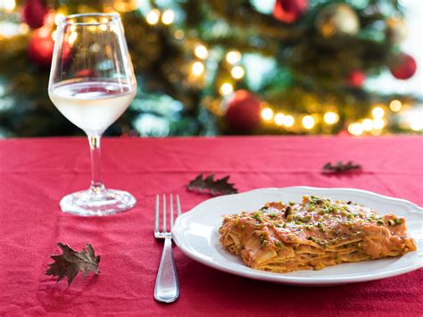 Lasagne al salmone affumicato, ricetta furba e veloce, per preparare anche la besciamella in padella con le verdure, allungata con un po' di panna da cucina. Lasagne salmone affumicato e pistacchi | Mastercheffa