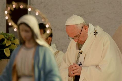 papa francisco critica el uso de telÉfonos durante la misa rcr peru
