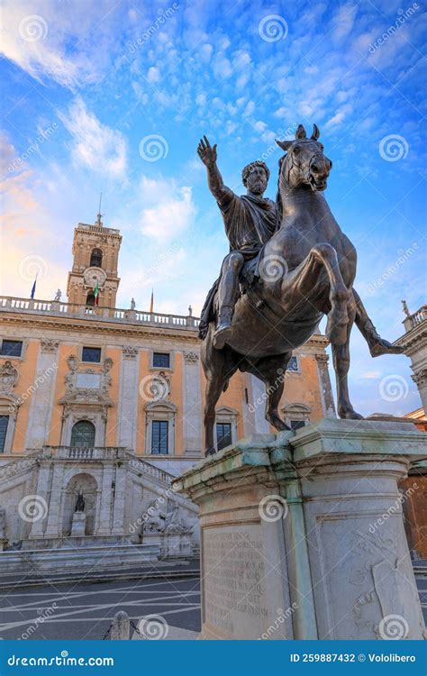 La Collina Capitoline A Roma Italia Statua Dellimperatore Romano