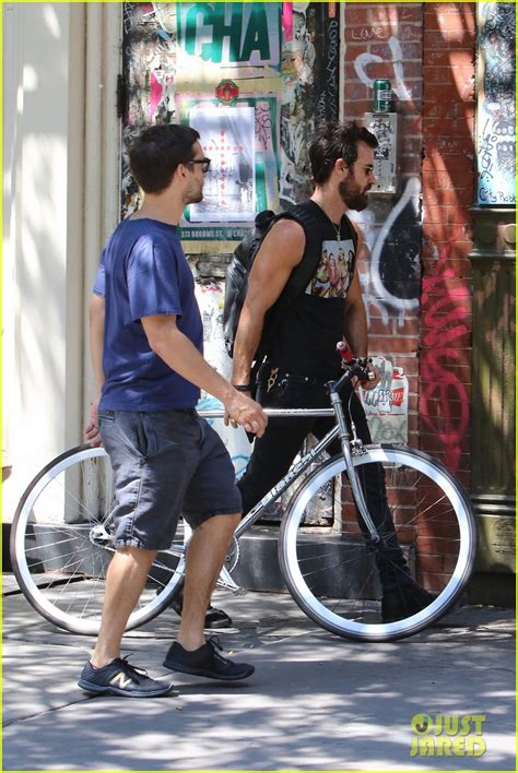 Justin Theroux Wears A Spring Breakers Movie Tank Top Photo 3690995 Justin Theroux Tobey