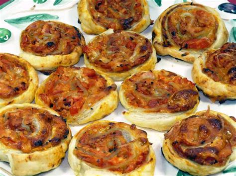 Pizzaschnecken Rezept mit Blätterteig oder Pizzateig und Schmand