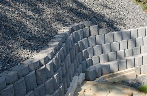 How To Build A Curved Retaining Wall Rock N Soil