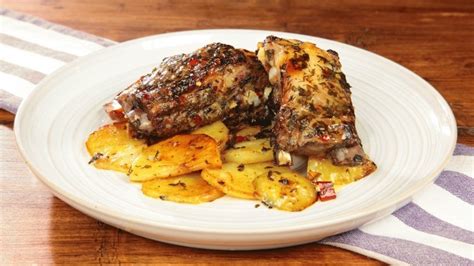 Cotenna, salsicce, piedini, orecchie e costine, a volte addirittura viene aggiunta anche la testa, sebbene nella ricetta che segue io non l'abbia considerata. Costine di maiale con patate | Cookaround