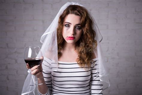 Ritratto Del Vino Gridante E Bevente Triste Della Sposa Immagine Stock Immagine Di Sfondo