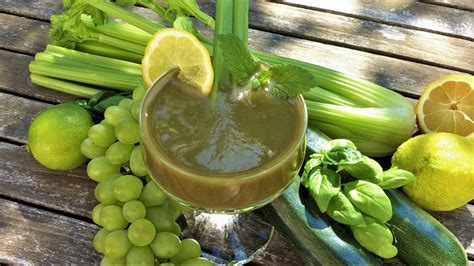 Suco Detox Simples Verde Couve E Com Abacaxi Incrível Saúde