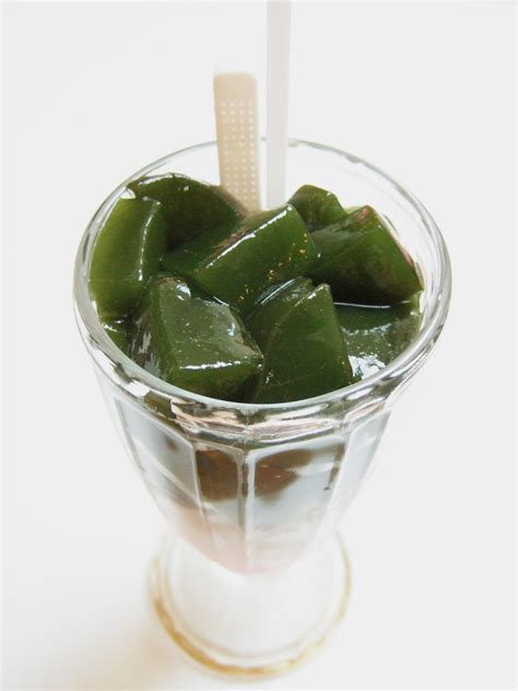 Potongan cincau ditambah dengan sirup, santan (atau susu) dan es serut sehingga menjadi minuman penyegar. Es Cincau ~ SI Timbul