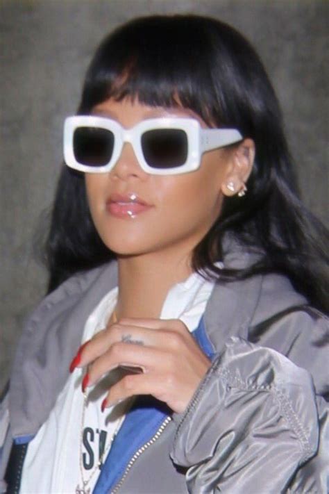 Pin By 𝓶𝓪𝓻𝓲𝓮 🦋 On Rihanna Sunglasses Women Square Sunglasses Women Square Sunglasses