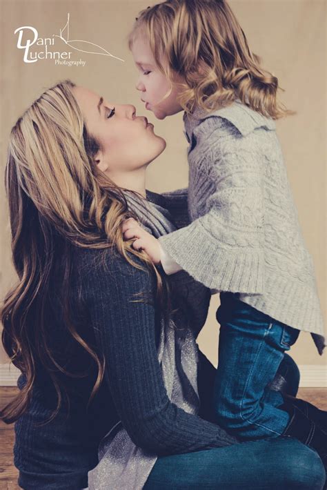 Pin By Danielle Luchner On Photography Ideas Mother Daughter Poses