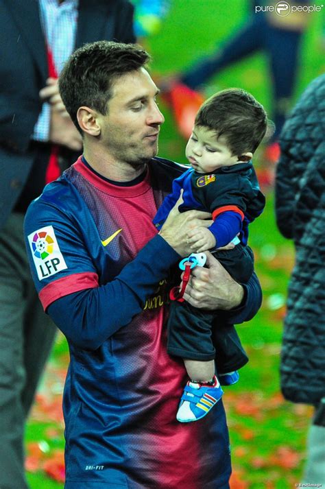 Lionel Messi Et Son Fils Thiago à Barcelone Le 19 Mai 2013
