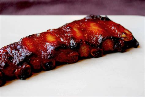 Bbq ribs ou travers de porc mariné et grillé