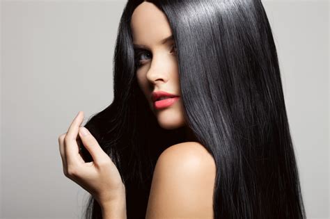 Cheveux raides : comment être bien coiffée tous les jours ? - Magazine