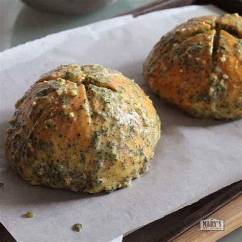 This vegan garlic bread is crispy and crunchy on the outside, soft and pillowy on the inside, fragrant and seriously moreish! Store Bought Vegan Garlic Bread : Vegan Garlic Bread ...
