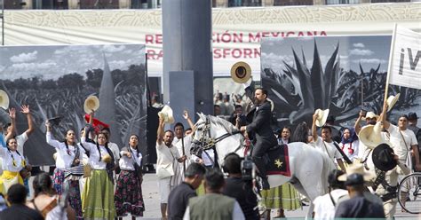 con disfraces actores caracterizados escenografía humo y cañonazos el gobierno federal