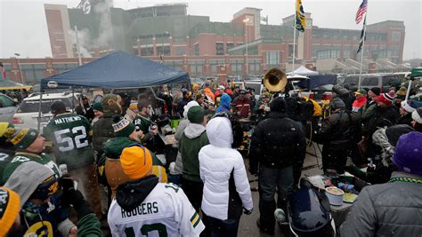Green Bay Packers fans tie season low for Lambeau arrests, ejections