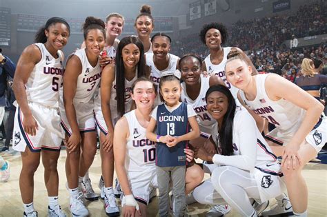 Uconn Women S Basketball Team Surprises Year Old Girl With Trip To